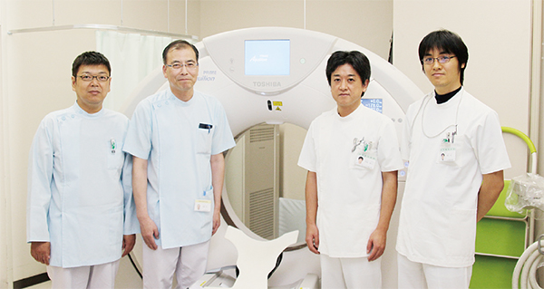 CT穿刺や治療計画など幅広い用途に活用 中村医長（中央右），遠山　純医師（右）とスタッフ