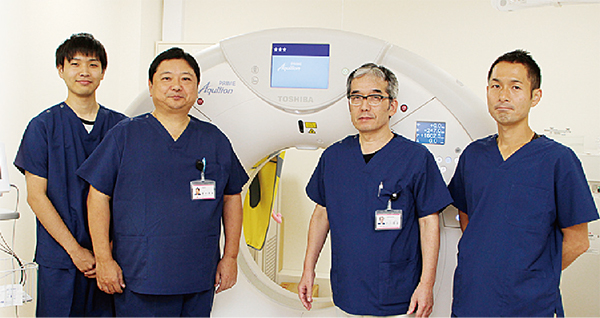 80列CTで冠動脈CTをルーチン検査に活用 坂井秀章理事長（中央左）と放射線科スタッフ