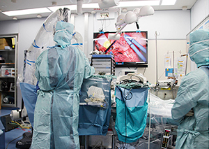 APERTOでは5ガウスラインが狭いため，一部の機器を除いて通常と同じ器材で手術が可能