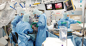 手術時は患者の足側にMRIが配置されている。