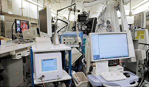 手術時は多種多様な機器で室内が埋め尽くされるが，情報を容易に扱えるシステムを構築し，安全に手術・撮像を実施できる。