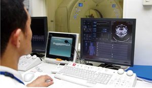 診療放射線技師7名がローテーションで検査を担当。前機種同様の容易な操作への評価は高い。“RealPrep.”の設定も前機種から流用している。