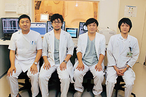 CT室スタッフ。左から駒野圭史主任、藤谷直之技師、加我真朗技師、松宮祐治技師。