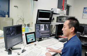 CT担当の診療放射線技師は5名。ワークステーションによる画像処理を含めて検査に対応する。