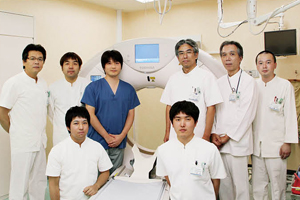 80列CTを導入し離島医療をサポート。八坂院長（中央右）、本田医長（中央左）と放射線科スタッフ