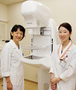 Philips MicroDose Mammographyと，角田博子医長（左），刈田映子技師（右）