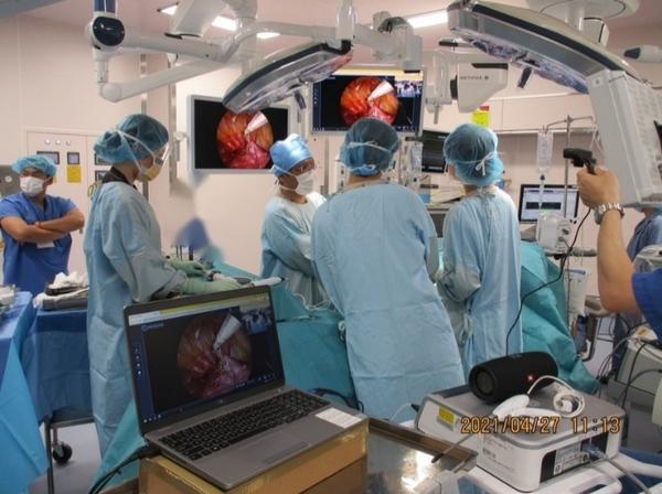 Koo Foundation Sun Yat-Sen Cancer Center（台湾）をオンラインでつなぎ，千葉大学病院で行われた手術の様子