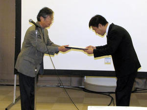 第4回（2011年度）奥村英一郎氏の表彰式