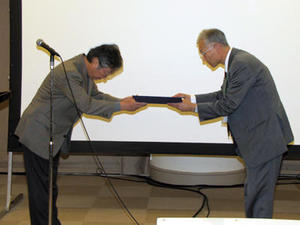 第4回（2011年度）村瀬研也氏の表彰式