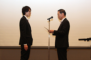優秀賞の代表として，井上政樹さんに江口大会長から表彰状を授与