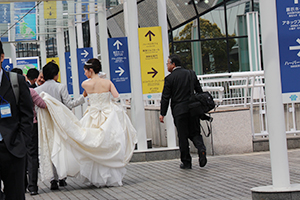 ITEM会場への通路に写真撮影で移動中の花嫁さんが！