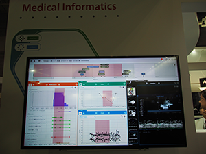 患者を中心にした医療情報の活用を支援する統合ビューワ「Augmented Clinical Cockpit」を参考展示
