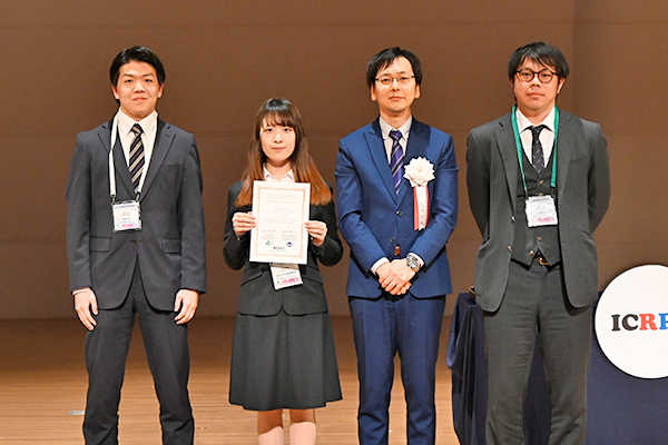 Outstanding Presentation Award Kosuke Ashino 氏（Aichi Prefectural University），Daisuke Kawahara 氏（Hiroshima University），Yukine Shimizu 氏（Kyoto University）
