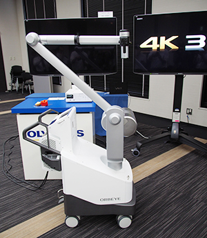4K 3D手術用顕微鏡システムのORBEYE本体。デジタル化で接眼レンズなどがなくなり，アームの細径化なども合わせて重量も約50％軽量化された。
