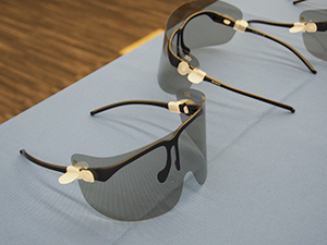 軽量な3Dゴーグル。眼鏡の上から装着できる。
