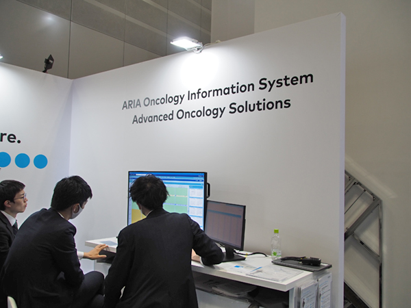 「Advanced Oncology Solutions（AOS）」を紹介するコーナー